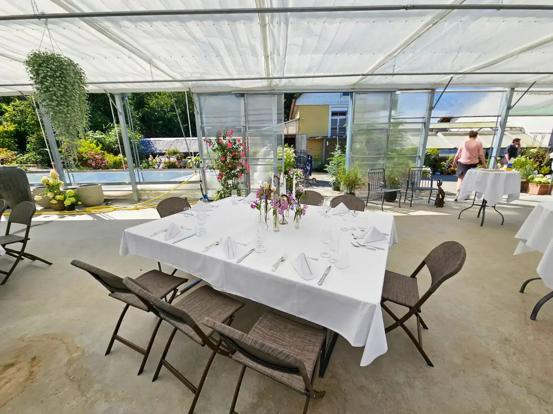 Hochzeit im Gewächshaus des Triibhuus Rothrist mit Blumendekoration