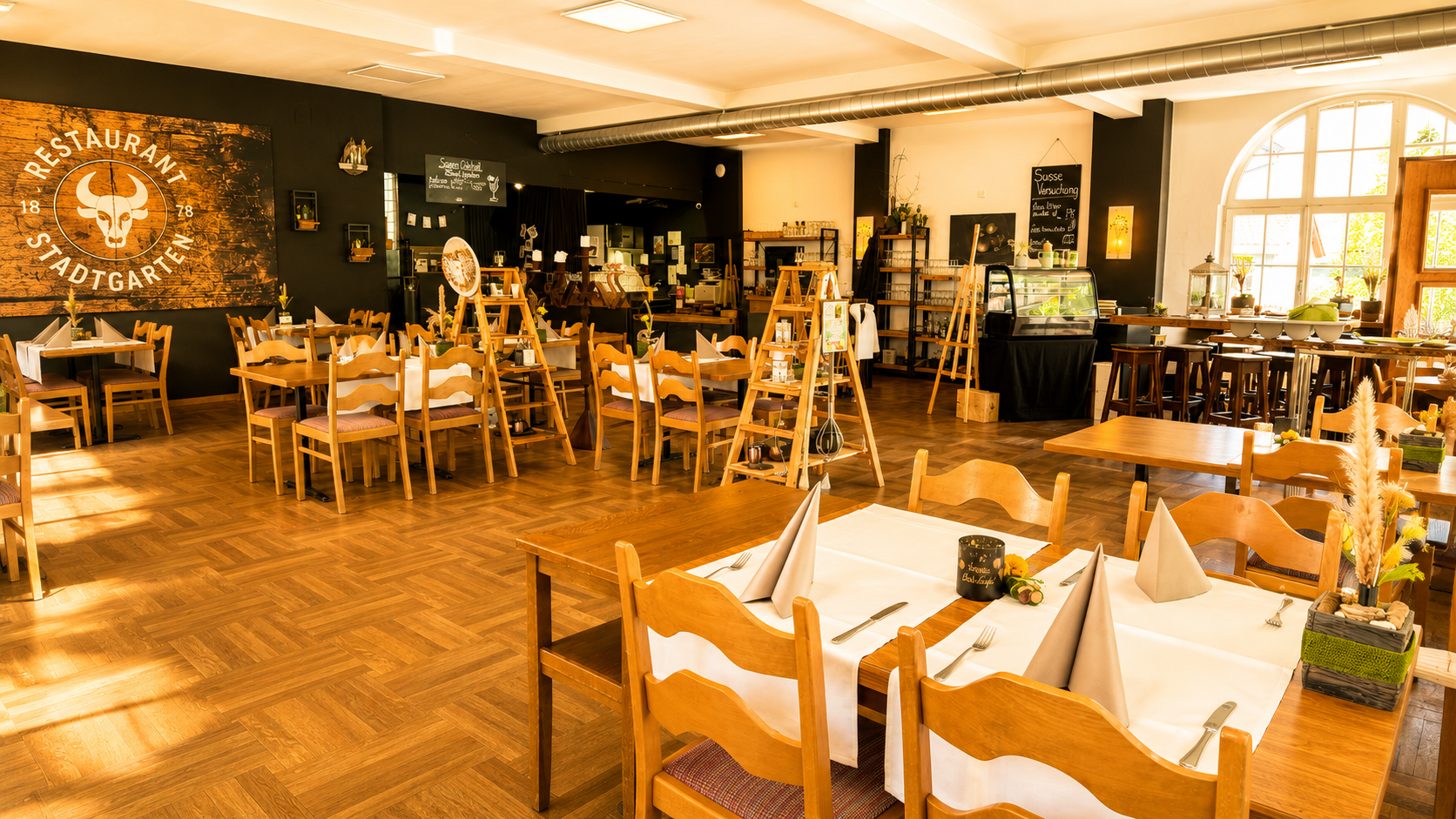 Festlich gedeckter Saal im Restaurant Stadtgarten Wangen an der Aare